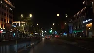 汽车第一视角中的城市街道夜景视频的预览图